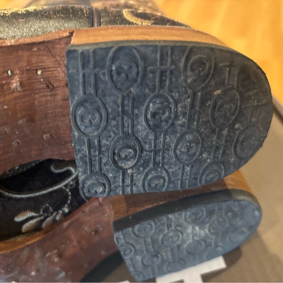 Women's Embroidered Ariat Western Boots - Picture 15 of 16